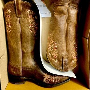 New in box Ladies ARIAT Boots size 8 1/2 medium..